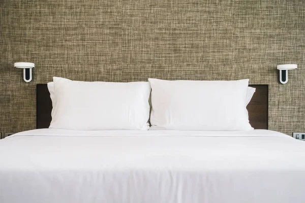 Otel yatak yatak dekorasyon iç beyaz rahat yastık