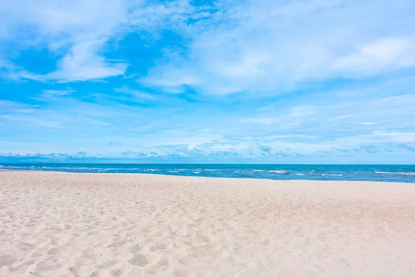 Seyahat ve tatil için güzel tropikal plaj ve deniz manzara