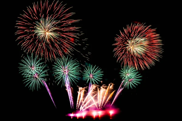 Kutlama için geceleri üzerinde siyah gökyüzü güzel renk havai fişek