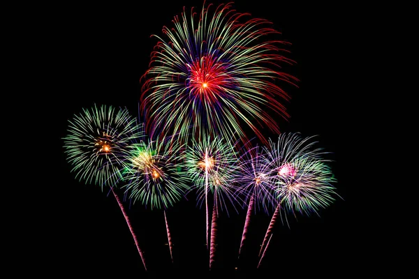 Kutlama için geceleri üzerinde siyah gökyüzü güzel renk havai fişek