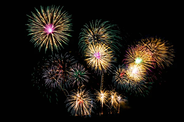 Kutlama için geceleri üzerinde siyah gökyüzü güzel renk havai fişek