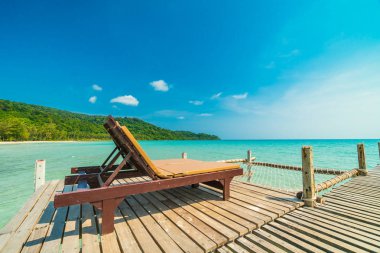 Ahşap iskele veya köprü tropikal plaj ve deniz paradise Island Seyahat ve tatil için