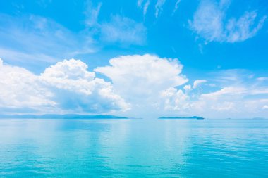 Güzel deniz ve okyanus mavi gökyüzü arka plan bulut ile