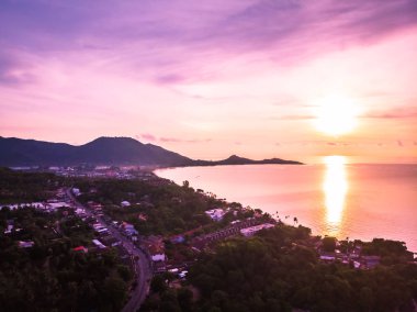 Güzel tropikal plaj ve deniz hurma ve koh samui Adası Tayland tatil ve seyahat için gündoğumu zaman diğer ağacında havadan görünümü