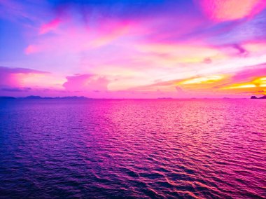 Güzel tropikal plaj ve deniz hurma ve koh samui Adası Tayland tatil ve seyahat için günbatımı zaman diğer ağacında havadan görünümü