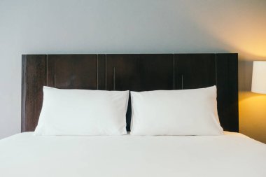 Beyaz rahat yastık yatak dekorasyon otel yatak odasında