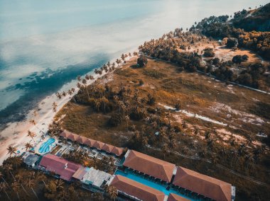 Güzel tropikal plaj ve deniz hurma ve koh samui Adası seyahat ve tatil için diğer ağacında havadan görünümü