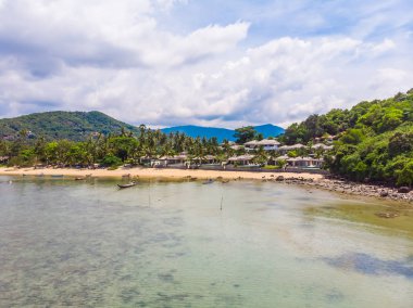 Güzel tropikal plaj ve deniz hurma ve koh samui Adası seyahat ve tatil için diğer ağacında havadan görünümü