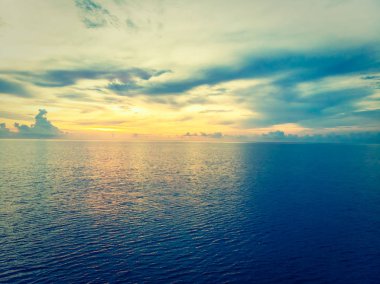 Güzel tropikal plaj ve deniz hurma ve koh samui Adası Tayland tatil ve seyahat için günbatımı zaman diğer ağacında havadan görünümü