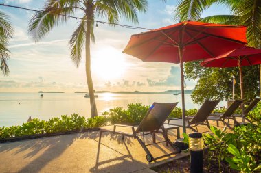 Güzel tropikal deniz okyanus ve plaj şemsiye ve sandalye seyahat ve tatil için