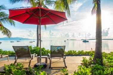 Güzel lüks otel ve tatil seyahat ve tatil için sandalye ve şemsiye ile açık yüzme havuzu