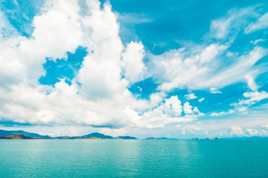 Güzel beyaz bulut mavi gökyüzü ve deniz ya da okyanus arka planı için