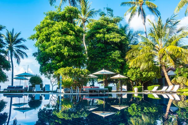 Bela Piscina Exterior Luxo Com Guarda Chuva Cadeira Hotel Resort — Fotografia de Stock