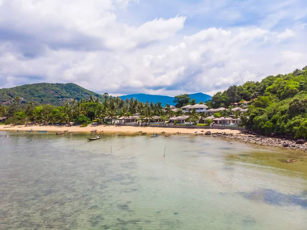 Güzel tropikal plaj ve deniz hurma ve koh samui Adası seyahat ve tatil için diğer ağacında havadan görünümü
