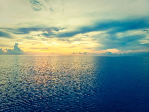 Güzel tropikal plaj ve deniz hurma ve koh samui Adası Tayland tatil ve seyahat için günbatımı zaman diğer ağacında havadan görünümü