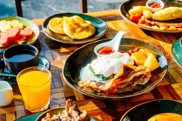 Colazione Sana Con Pancake Pancetta All Uovo Succo Arancia Pane — Foto Stock