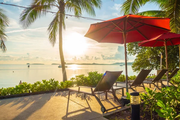 Güzel tropikal deniz okyanus ve plaj şemsiye ve sandalye seyahat ve tatil için