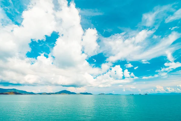 Красивое Белое Облако Голубом Небе Море Океан Фона — стоковое фото