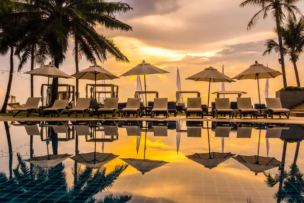 美丽的豪华室外游泳池 带雨伞和椅子在酒店和度假胜地旅行 — 图库照片