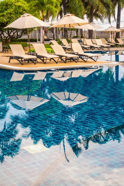 Gyönyörű Luxus Szabadtéri Medence Napernyő Szék Szálloda Resort Utazás Nyaralás — Stock Fotó