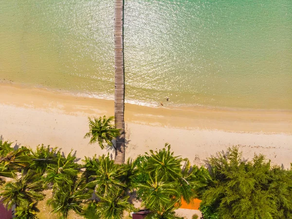 Plaj ve deniz paradise Island tatil için Hindistan cevizi hurma ağacı ile güzel havadan görünümü