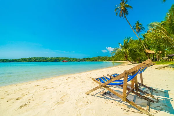 Güzel tropikal plaj ve deniz paradise Island Seyahat ve tatil için Hindistan cevizi hurma ağacı