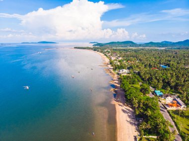 Plaj ve deniz chumphon İl Tayland seyahat ve tatil için güzel havadan görünümü