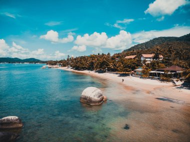 Koh samui Adası Tatil ve seyahat için mavi gökyüzünde üzerinde pek çok ağaç ve beyaz bulut deniz ve plaj güzel havadan görünümü