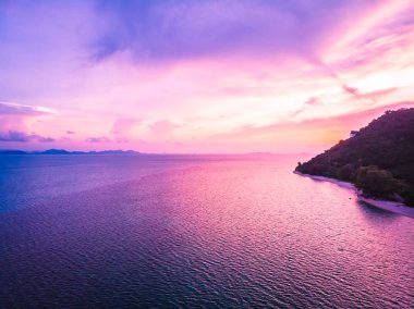 Güzel tropikal plaj ve deniz hurma ve koh samui Adası Tayland tatil ve seyahat için günbatımı zaman diğer ağacında havadan görünümü