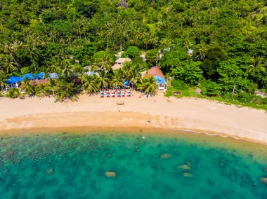 Güzel tropikal plaj ve deniz hurma ve koh samui Adası seyahat ve tatil için diğer ağacında havadan görünümü