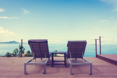 Güzel tropikal deniz okyanus ve mavi gökyüzü arka plan Oda Veranda balkon seyahat ve tatil için