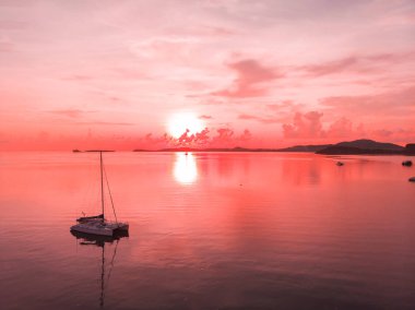 Güzel tropikal plaj ve deniz hurma ve koh samui Adası Tayland tatil ve seyahat için günbatımı zaman diğer ağacında havadan görünümü