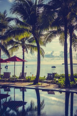 Güzel lüks otel ve tatil seyahat ve tatil için sandalye ve şemsiye ile açık yüzme havuzu