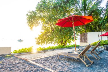 Güzel tropikal deniz okyanus ve plaj şemsiye ve sandalye seyahat ve tatil için