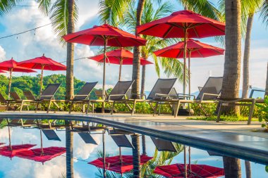 Güzel lüks otel ve tatil seyahat ve tatil için sandalye ve şemsiye ile açık yüzme havuzu