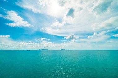 Güzel beyaz bulut mavi gökyüzü ve deniz ya da okyanus arka planı için