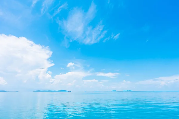 Hermoso Mar Océano Con Nubes Fondo Del Cielo Azul — Foto de Stock