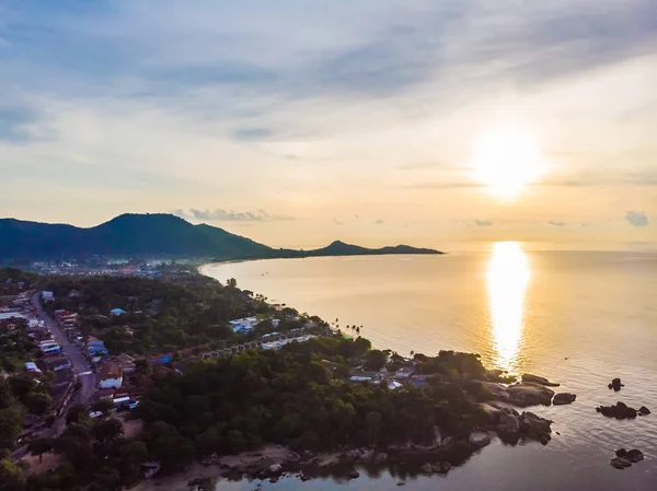 Güzel tropikal plaj ve deniz hurma ve koh samui Adası Tayland tatil ve seyahat için gündoğumu zaman diğer ağacında havadan görünümü