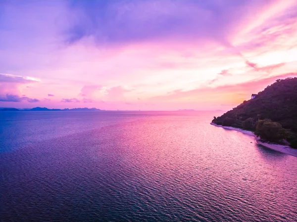 Güzel tropikal plaj ve deniz hurma ve koh samui Adası Tayland tatil ve seyahat için günbatımı zaman diğer ağacında havadan görünümü