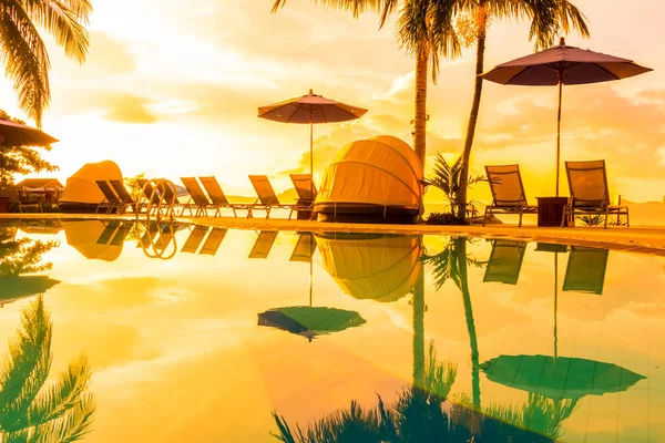Napernyő Szék Luxus Szálloda Resort Napkelte Idő Utazás Nyaralás Medence — Stock Fotó