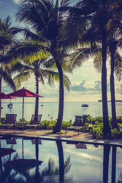 Güzel lüks otel ve tatil seyahat ve tatil için sandalye ve şemsiye ile açık yüzme havuzu