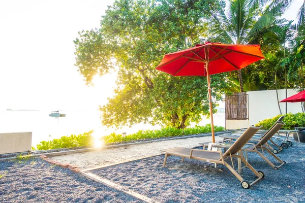 Güzel tropikal deniz okyanus ve plaj şemsiye ve sandalye seyahat ve tatil için