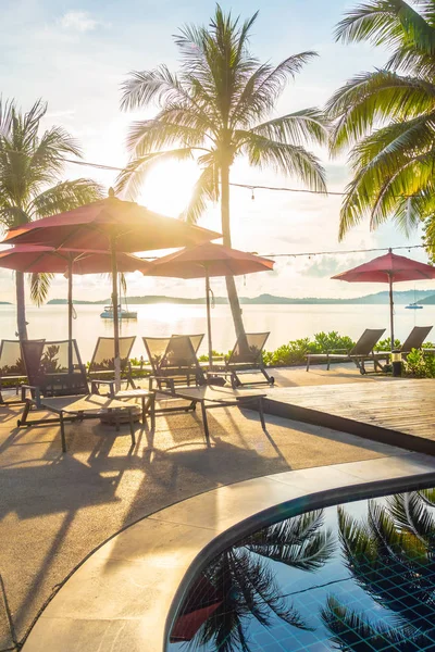 Güzel lüks otel ve tatil seyahat ve tatil için sandalye ve şemsiye ile açık yüzme havuzu