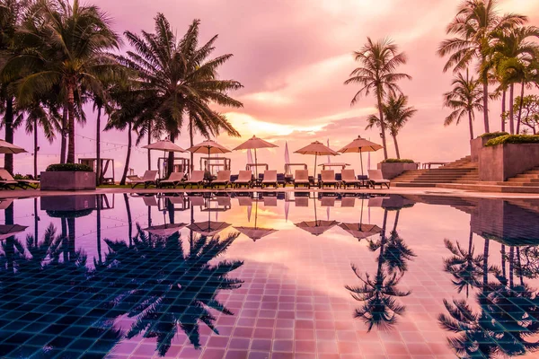 Schöner Luxus Außenpool Mit Sonnenschirm Und Stuhl Hotel Und Resort — Stockfoto