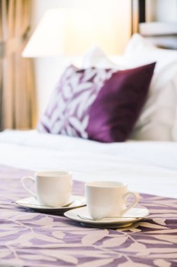 Beyaz kahve fincanı otel yatak odası iç