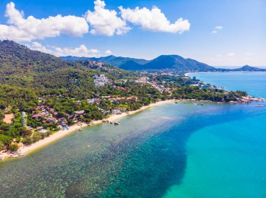 Koh samui Adası Tatil ve seyahat için mavi gökyüzünde üzerinde pek çok ağaç ve beyaz bulut deniz ve plaj güzel havadan görünümü