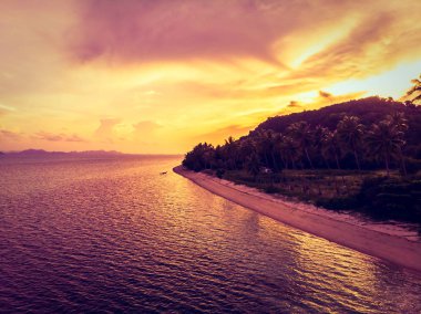 Güzel tropikal plaj ve deniz hurma ve koh samui Adası Tayland tatil ve seyahat için günbatımı zaman diğer ağacında havadan görünümü