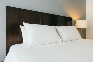 Beyaz rahat yastık yatak dekorasyon otel yatak odasında