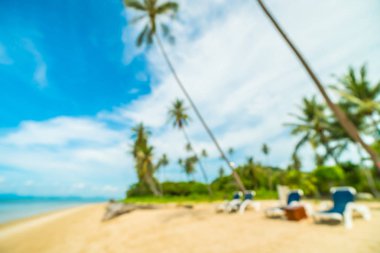 Soyut bulanıklık ve tropikal plaj ve deniz seyahat ve tatil için Hindistan cevizi hurma ağacı arka plan ile defocused