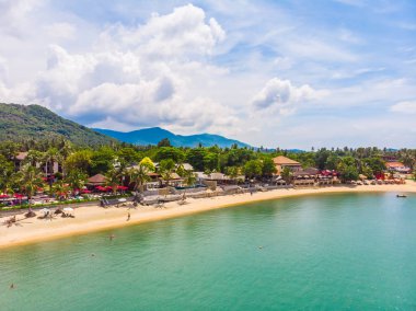Güzel tropikal plaj ve deniz hurma ve koh samui Adası seyahat ve tatil için diğer ağacında havadan görünümü